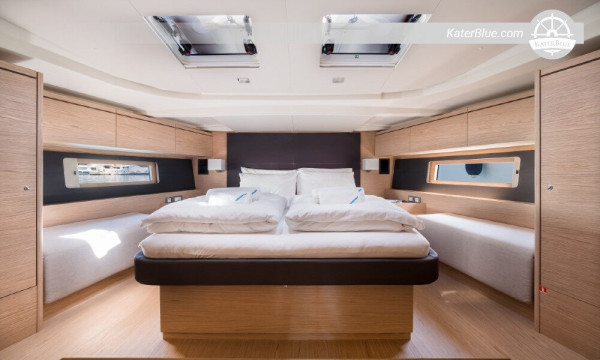 Beneteau yat, Vis-Hırvatistan'da haftalık kiralama için mevcuttur.