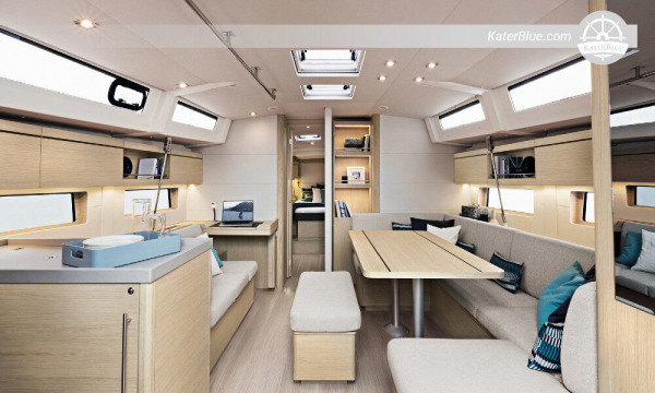Kapal pesiar Beneteau untuk disewa mingguan di Brac, Kroasia.