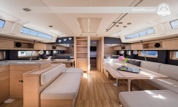 Beneteau yat, Vis-Hırvatistan'da haftalık kiralama için mevcuttur.