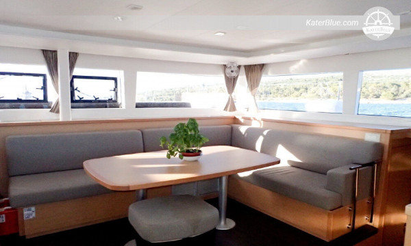 Wöchentliche Charter auf einem luxuriösen Katamaran in Hvar, Kroatien
