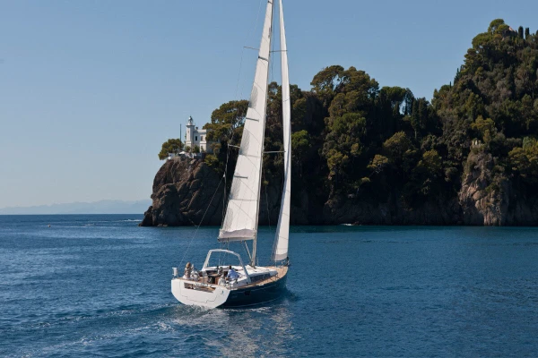 Sewa kapal Beneteau mingguan rute Mallorca-Spanyol