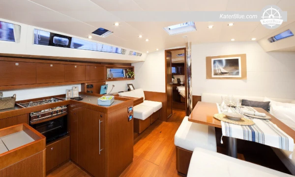 Sewa kapal Beneteau mingguan rute Mallorca-Spanyol