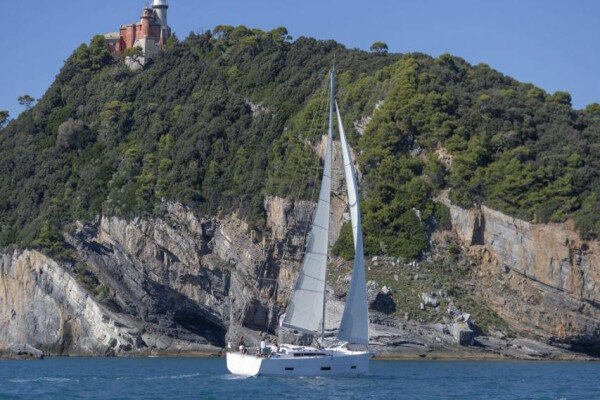 Sewa kapal pesiar Dufour untuk perjalanan sehari dengan kapten, rute Mallorca-Spanyol.