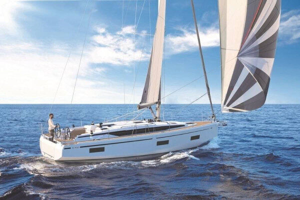 Deluxe vessel weekly charter Saronikos-Greece