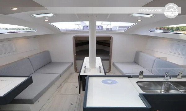 Navio Fora Marine freta semanalmente La Trinite-sur-mer-France