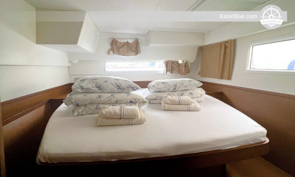 Weekly Catamaran charter Komiza-Croatia