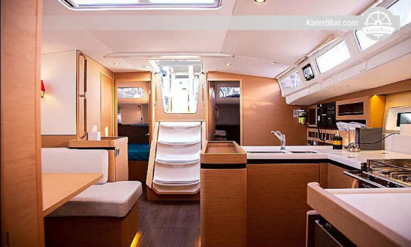 Jeanneau veckovisa yachtcharter med skeppare Larnaca-Cypern