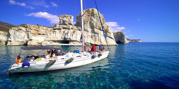 Playas y más allá: Alquiler de velero junto al mar en Milos, Grecia