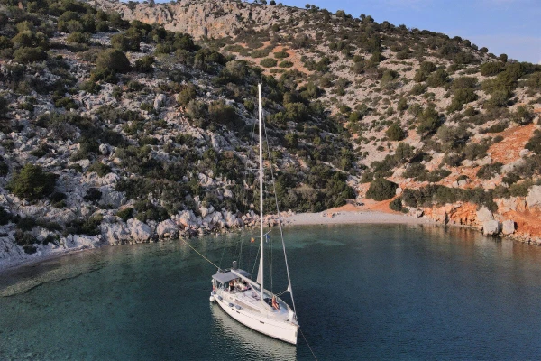 Vaar naar het paradijs met een bareboat charter in Alimos, Griekenland.