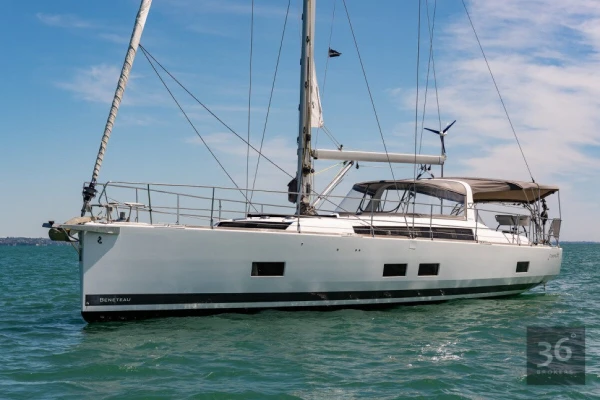 El yate Oceanis ofrece alquileres semanales en Dokos, Grecia.