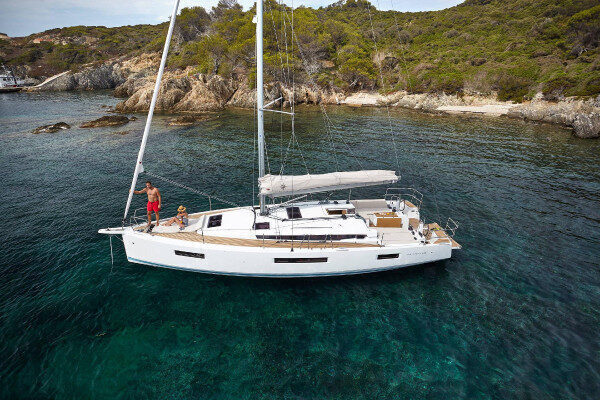 Weekly sailing yacht charters Mykonos-Greece
