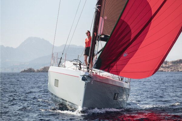Sailing yacht weekly basis charter Alimos Greece