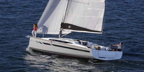 Alquiler semanal de barco de lujo con patrón en Arbatax Portisco, Italia