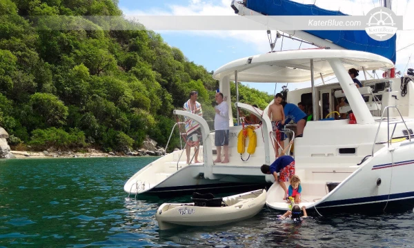 Sewa kapal harian dengan kapten di Sandy Cay, Kepulauan Virgin Britania Raya.