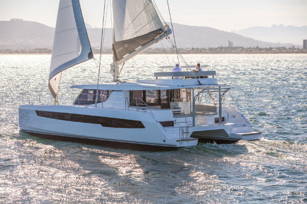 A Catamaran oferece charters semanais em Hook Island, Austrália.
