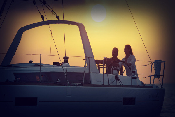 Opulentes Segelschiff unter Skipper Carter, Pittwater, Australien