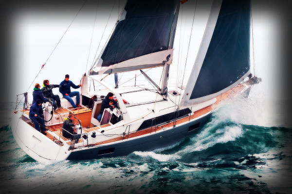 Aluguel de iate de luxo monocasco com skipper no rio Hawkesbury, Austrália