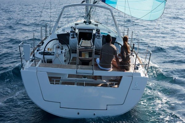 Benetau propose des locations de yachts à la journée à Middle Harbour, en Australie.