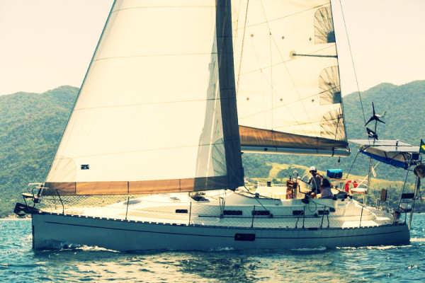 Sailing yacht day charters offer Barra do Una Brazil