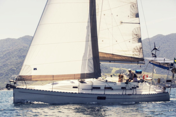 Sailing yacht day charters offer Castelhanos Beach Brazil