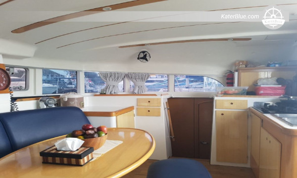 Aluguel de catamarã de luxo para um dia em Lombok, Indonésia.