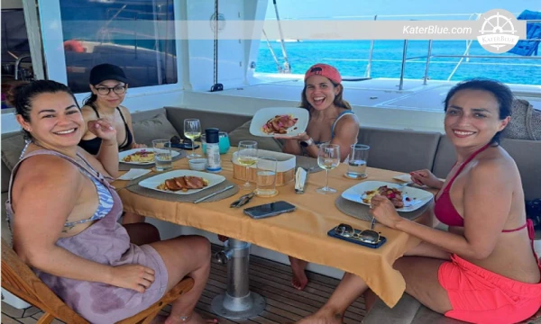 All inclusive vessel overnight charter Isla-Pelicano Panama