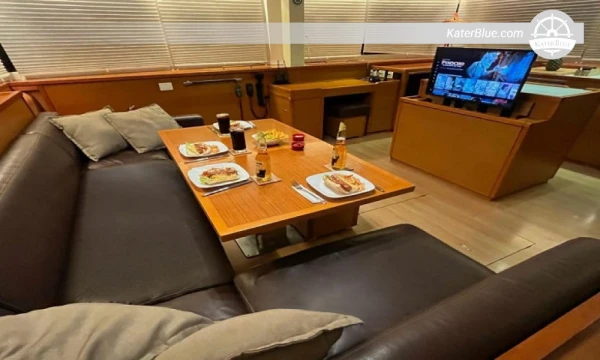 Catamaran crewed charter offer Elephant-Island Panama