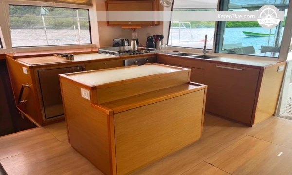Catamaran crewed charter offer Elephant-Island Panama