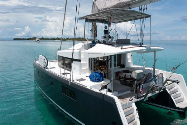 Fully equipped vessel overnight charter Coco-Bandero Panama