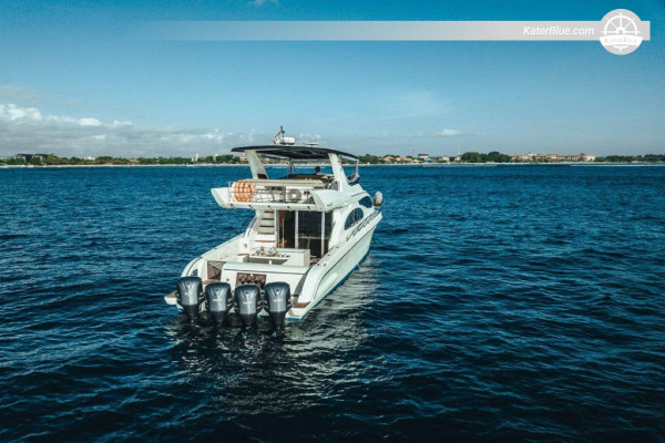 Accura yacht med skipper og solnedgangscharter på Gili-øerne på Bali