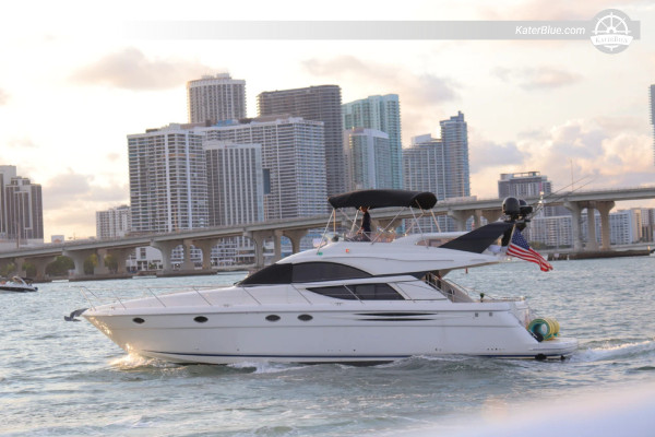 Sewa kapal Fairline dengan kapten untuk perjalanan harian di Boca-Chita-Key, Miami.