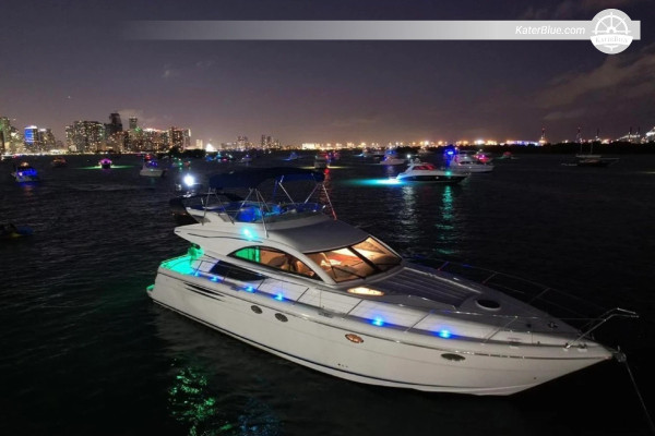 Nabídka pronájmu motorové jachty pro 13 osob na den ve Stiltsville, Miami