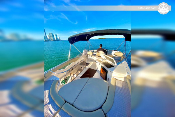Tagescharterangebot für eine Motoryacht für 13 Personen in Miami-River Miami