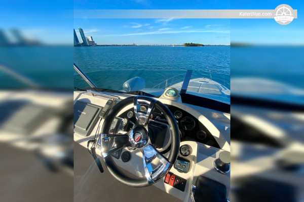 Aluguel de iate Fairline com tripulação para um dia em Brickell-Key, Miami.
