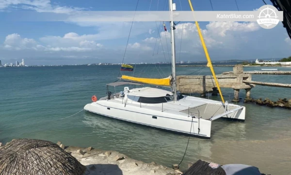 Catamaran charter met schipper bij zonsondergang in Santa Marta, Colombia