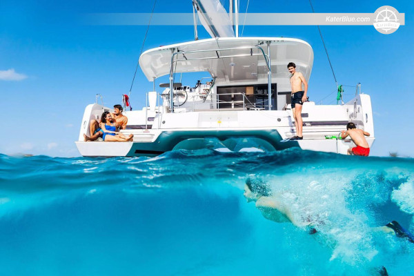 Luxury crewed lagoon vessel day charter Miami United-States