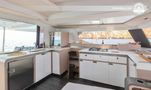 Crewed 45ft vessel weekly charter Miami United-States