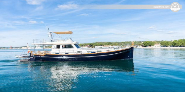 Ugentlig charterafslapning på Cala Mesquida Menorca, Spanien