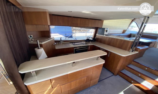 Descubra a cidade de Vis com um aluguel semanal de barco sem tripulação em Mljet, Croácia.