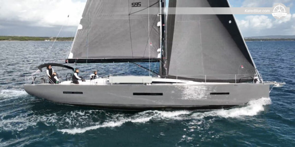 Descubra a Ilha de Zirje em um aluguel semanal de barco sem tripulação em Trogir, Croácia.