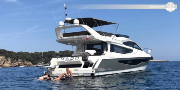 Visite a cidade de Hvar em um aluguel semanal de barco sem tripulação em Mljet, Croácia.