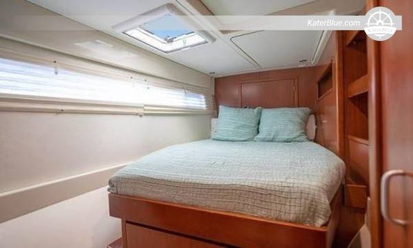 4 cabins catamaran crewed weekly sail Miami United-States