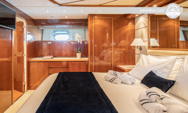 Charter mit Skipper zu den schönsten Stränden in Spetses, Athen, Griechenland