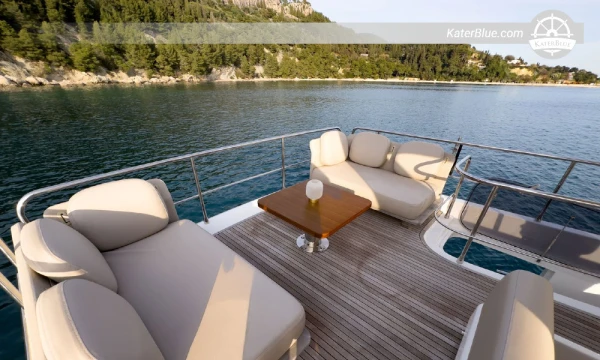 Penerbangan charter mingguan Azimut 55 Fly Kastela, Kroasia