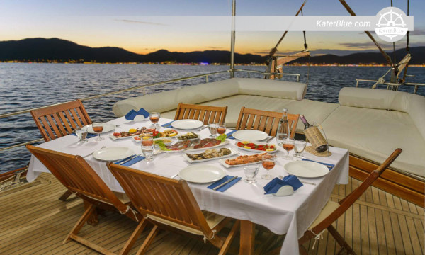 Location de goélette en bois de 4 cabines avec nuitée à Göcek, Turquie