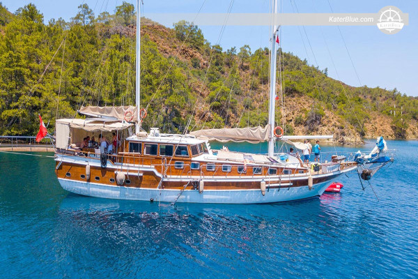 Trægulet med besætning charter English-Harbor-Bodrum Tyrkiet