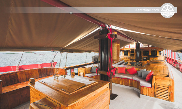 Perjalanan gulet diperpanjang Kepulauan Komodo dari Sorong, Indonesia