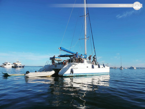 Avustralya'nın Cleveland şehrinde 30 kişilik katamaran kiralama hizmeti sunan Fountaine Pajot katamaranı.