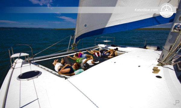 Avustralya'nın Cleveland şehrinde 30 kişilik katamaran kiralama hizmeti sunan Fountaine Pajot katamaranı.