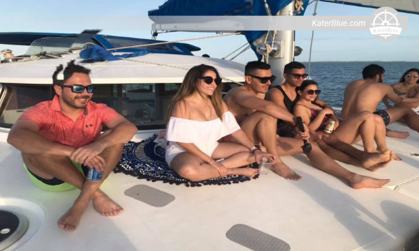 Avustralya'nın Cleveland şehrinde 30 kişilik katamaran kiralama hizmeti sunan Fountaine Pajot katamaranı.